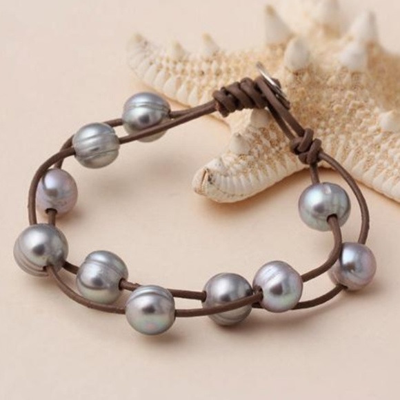 flower of the desert Jewelry - Gray pearl bracelet on thin brown leather cord